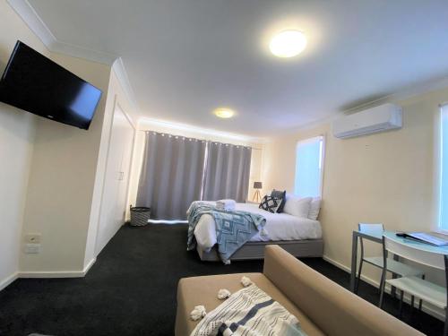 Poley Cow Studio Lake & Mountain Views l Air Con l Parking in Jindabyne, Australia