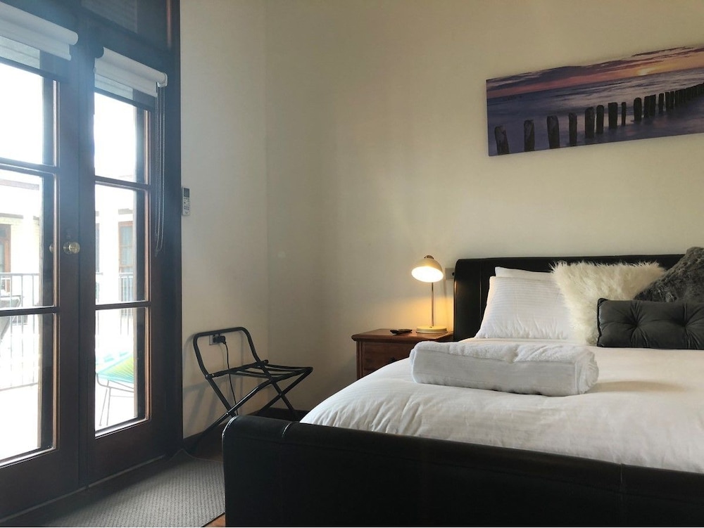 Fairway Manor Accommodation - carbon neutral hotel in Northam