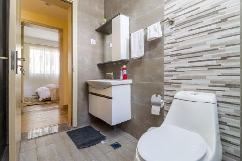 Smart Elegant Three Bedroom Apartment With Swimming Pool Fully Equipped Gym Child Play Area Proximity To Shopping Malls And Great Breathtaking Views