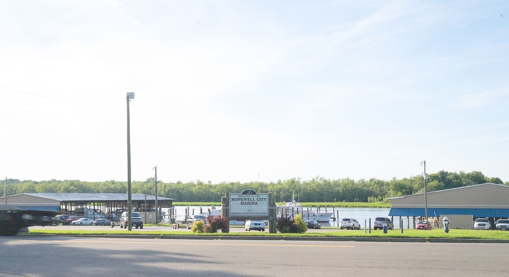 Riverside Inn and Suites - photo 16