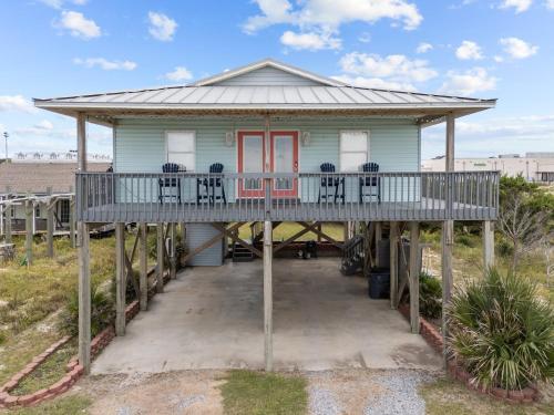 Semi Oceanfront Steps to Beach Cozy Cottage — 4-Star Luxury Hotel in Oak Island, United States
