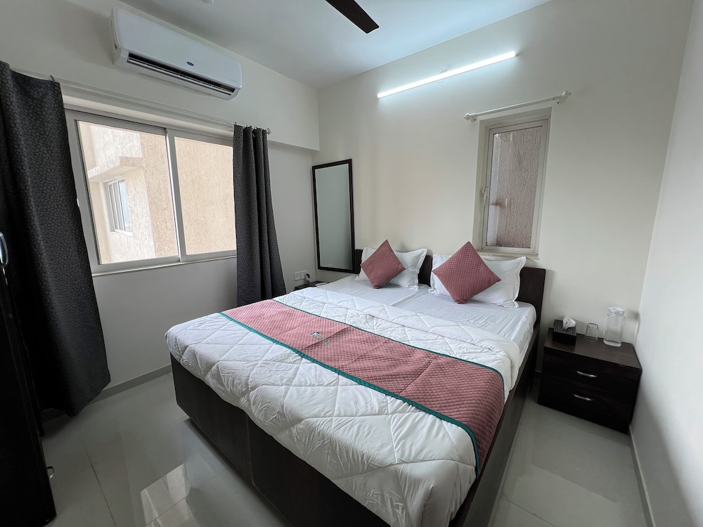 Pinaki Comfort Stay Malad Near Nesco & Oberoi Mall