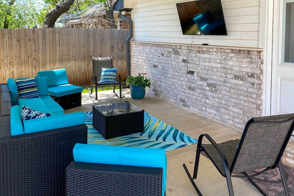 Modern OKC Retreat: Half mile to Plaza District - photo 10