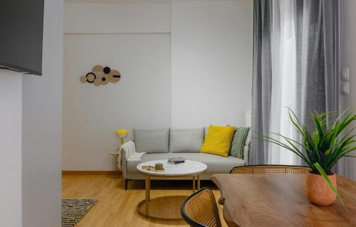 Serene City Hideaway with Balcony & Modern Comfort — 4-Star Luxury Hotel in Athens, Greece