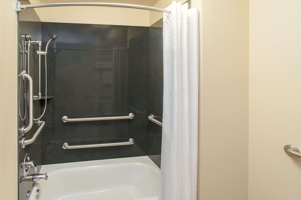 Baymont by Wyndham Grand Forks - photo 30