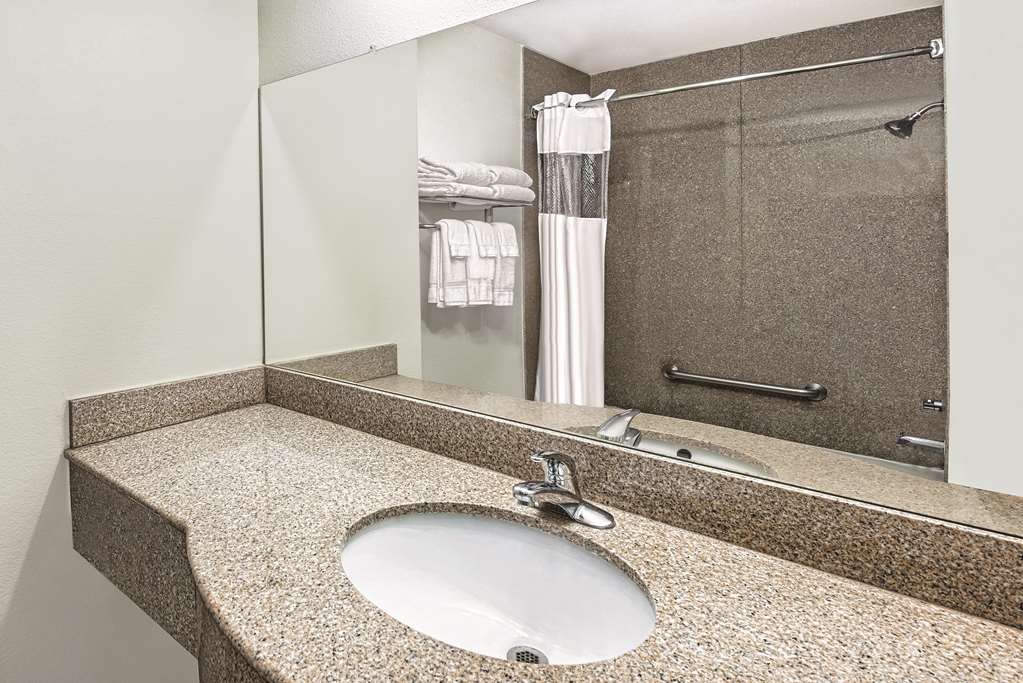 La Quinta Inn & Suites by Wyndham Stephenville - photo 5