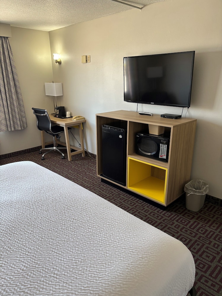 Days Inn by Wyndham West Branch Iowa City Area - photo 8
