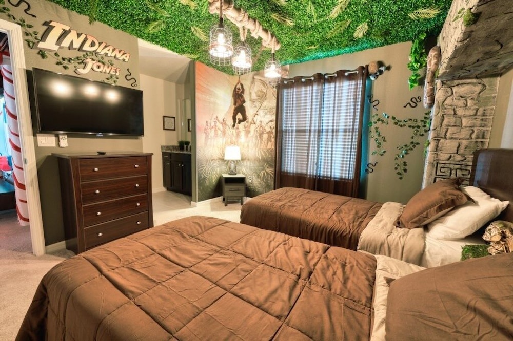 8 Bed Themed Windsor Island Resort Holiday Home 8 Bedroom Home by Redawning - photo 15
