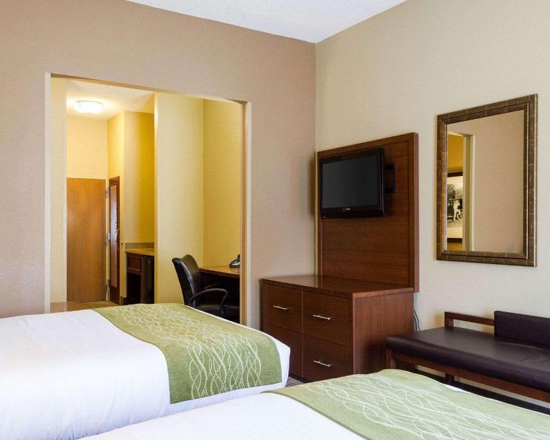 Russell Inn and Suites - photo 13
