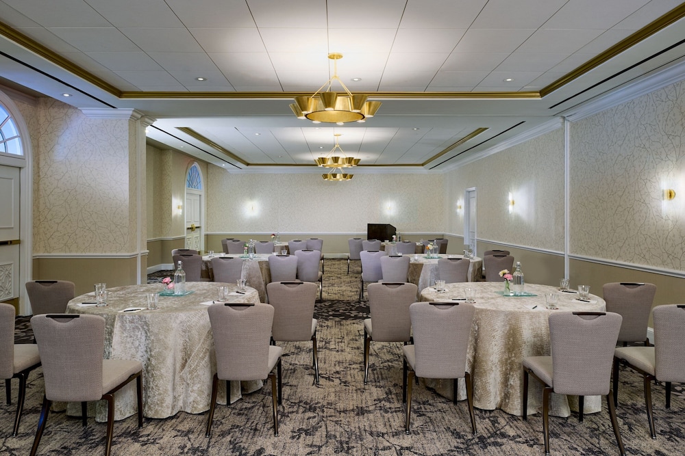 The Alexandrian Old Town Alexandria Autograph Collection - photo 43