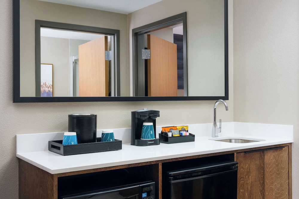 Embassy Suites by Hilton Charleston Airport Convention Ctr - photo 12