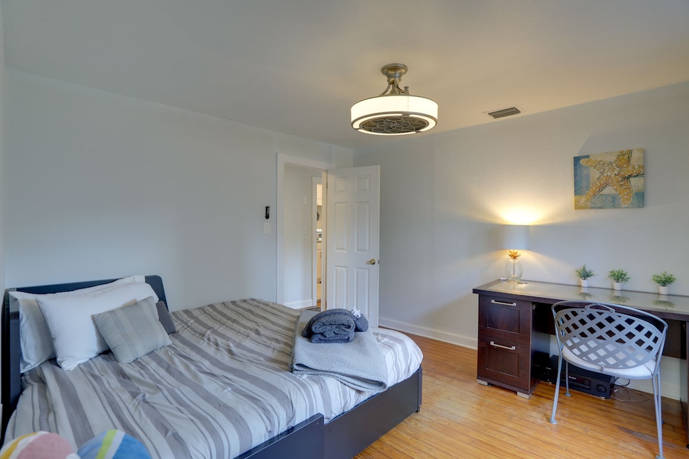 St Petersburg Vacation Rental Home w Pergola - photo 2