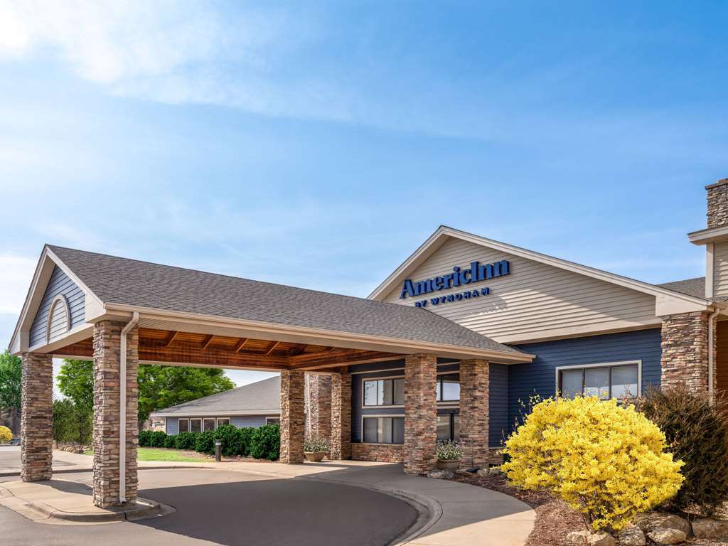 AmericInn by Wyndham Shakopee Near Canterbury Park - photo 4