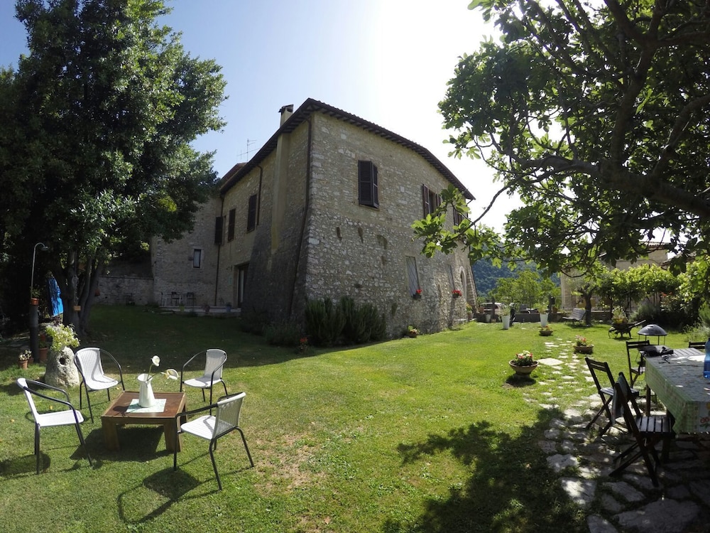 Campagna in Compagnia — 4-Star Luxury Hotel in Cerreto Di Spoleto, Italy