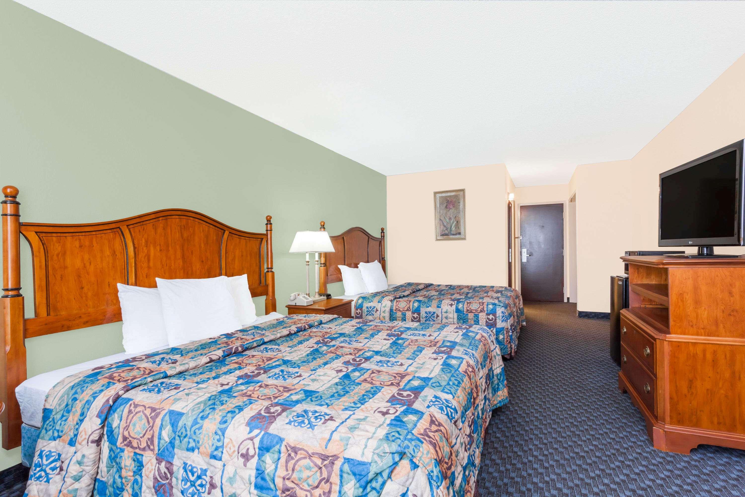Days Inn and Suites SE Columbia Ft Jackson - photo 4
