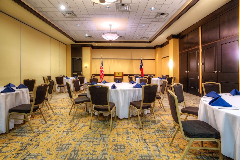 Embassy Suites by Hilton Laredo - photo 31