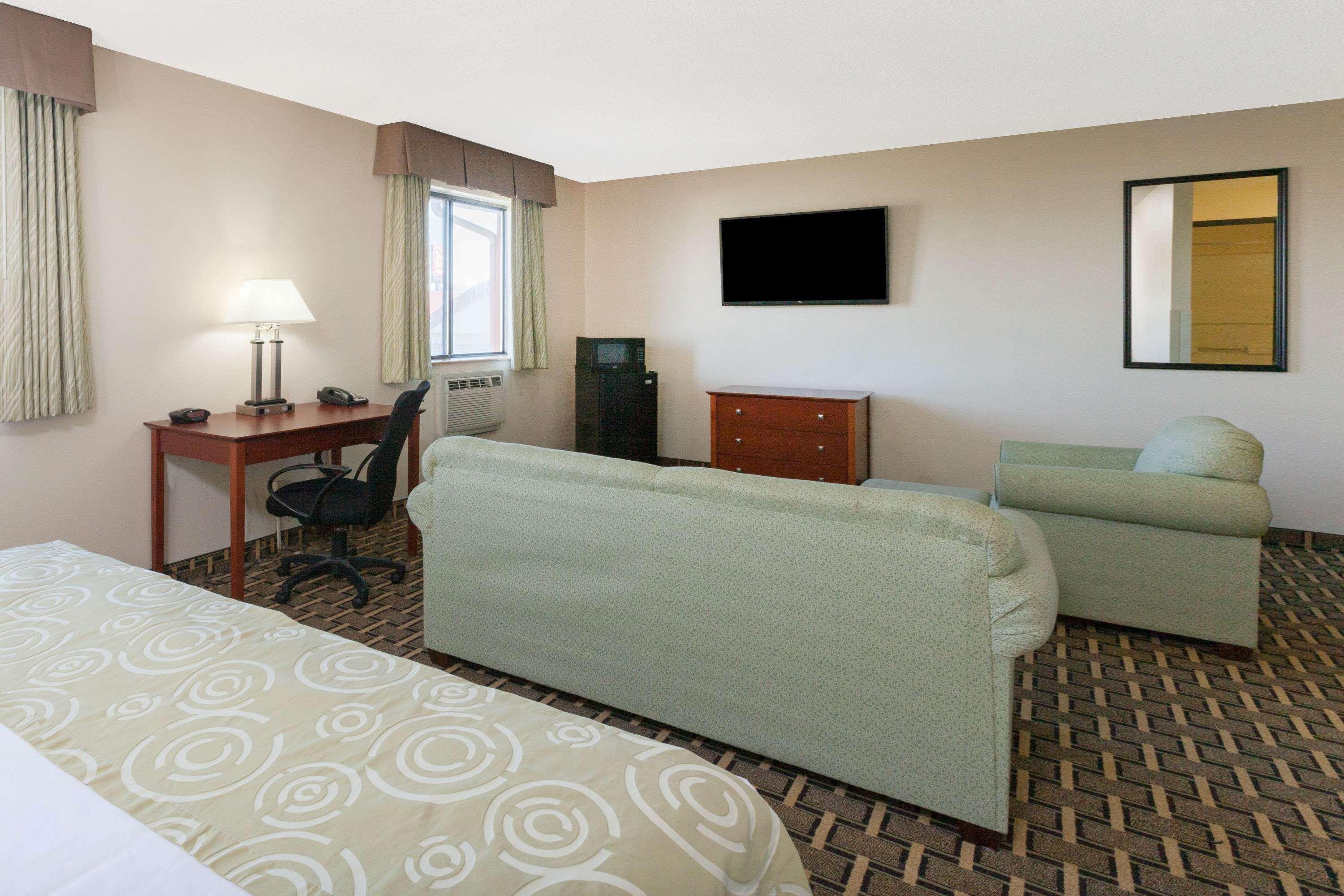 Super 8 by Wyndham Flint Township Miller Rd Bishop Airport - photo 11