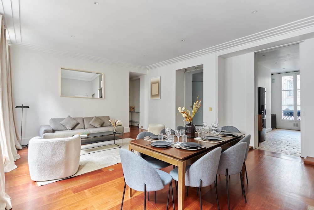 Sublime 3 Bedroom Flat Palais Royal Bourse — 4-Star Luxury Hotel in Paris, France