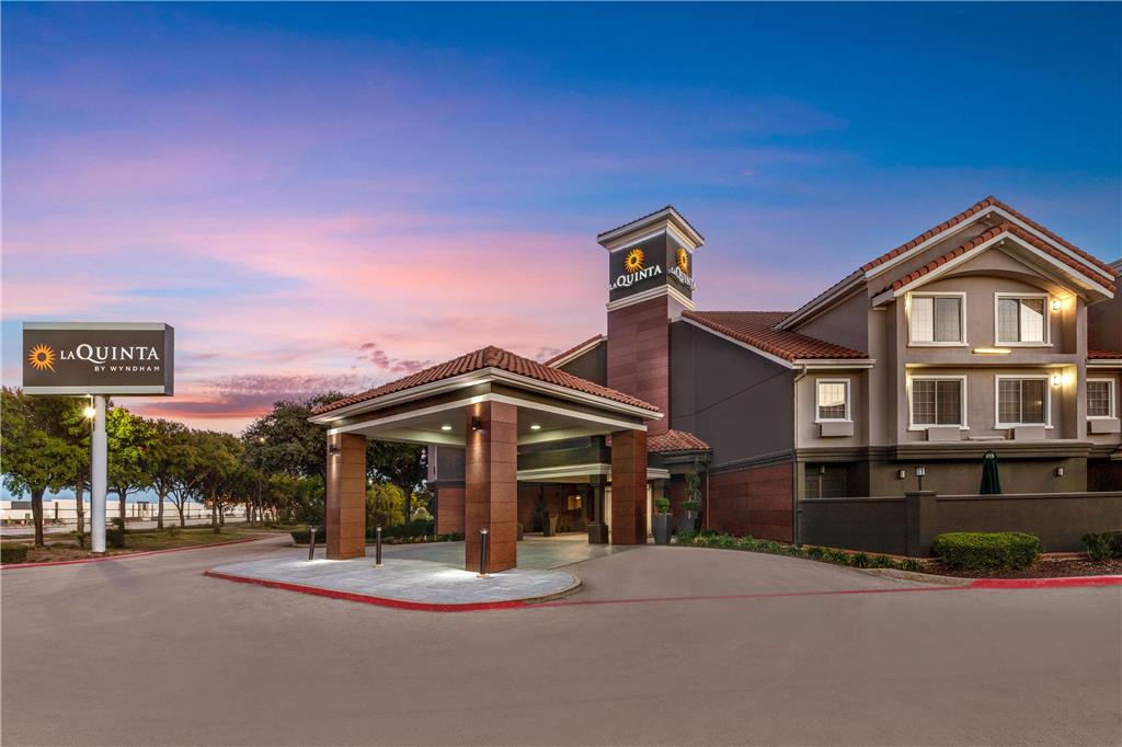 La Quinta Inn & Suites by Wyndham Dallas DFW Airport North - photo 8