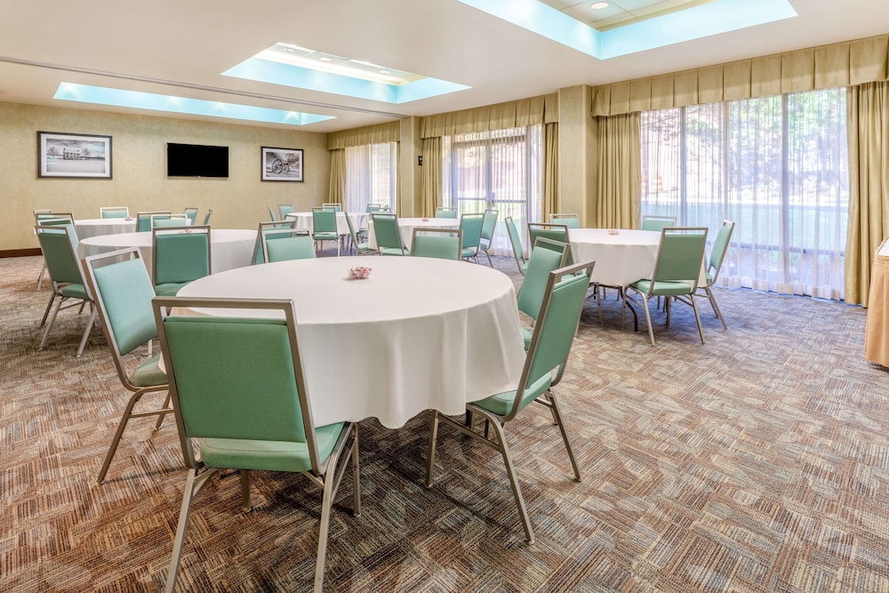 Hampton Inn Manassas - photo 36