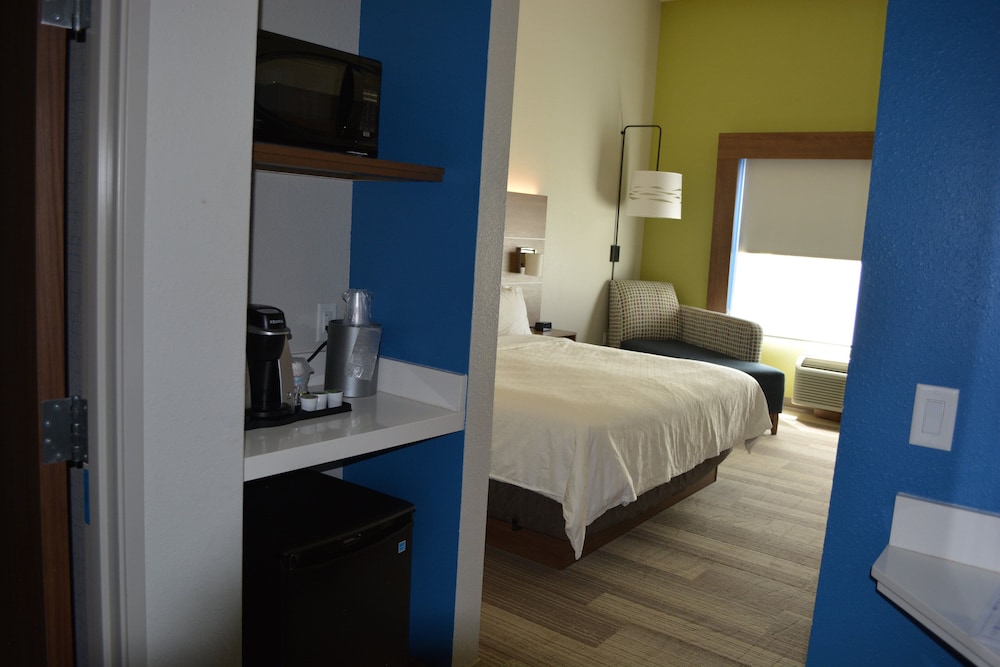Holiday Inn Express & Suites Liberal by IHG - photo 14