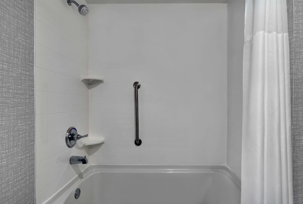 Hampton Inn & Suites MacClenny I 10 - photo 30