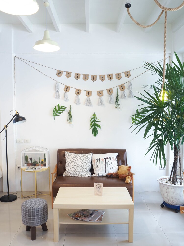 Mistletoe Bakery & Hostel