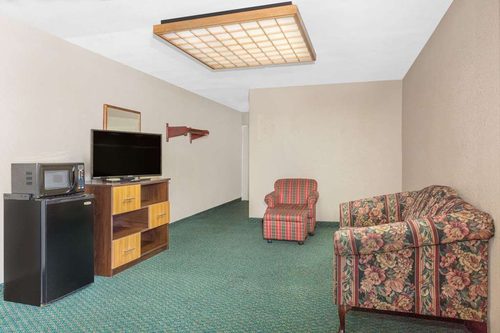 Super 8 by Wyndham Bentonville - photo 7