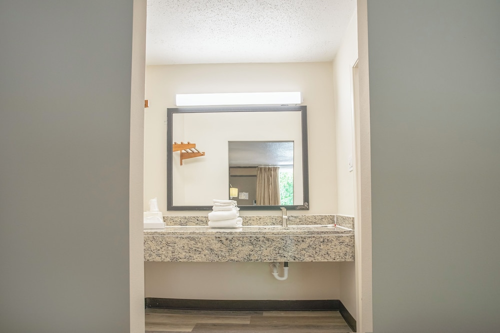 OYO Hotel Greensboro East I 40 - photo 44