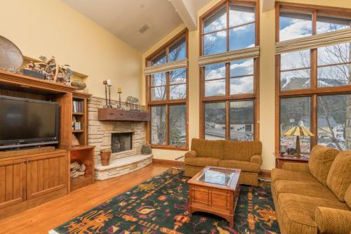 Colonnade Residence 14 at Ketchum — Ketchum — photo 2