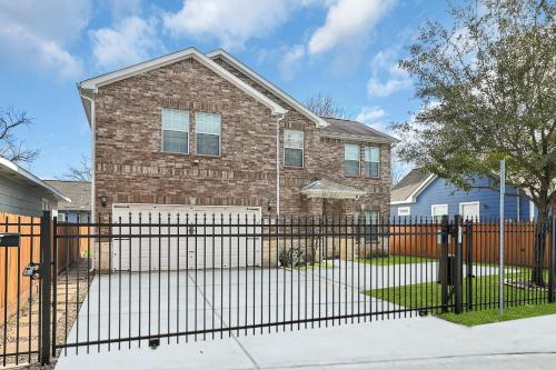 Heart of Houston Pet friendly 14ppl 4br 2.5b — 4-Star Luxury Hotel in Houston, United States
