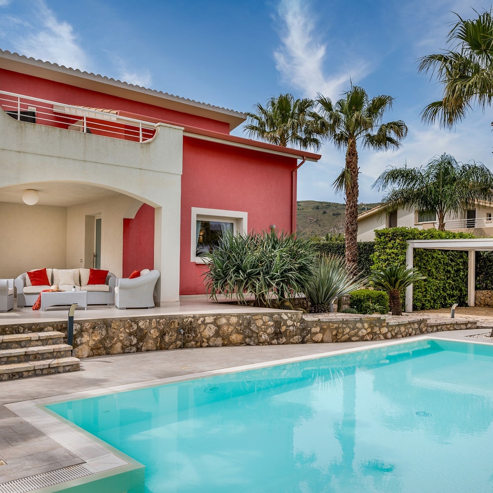Villa vista mare con piscina a sfioro a Scopello — 4-Star Luxury Hotel in Castellammare Del Golfo, Italy