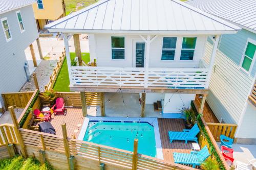 On The Pond Boardwalk to Beach Private Pool in Port Aransas, United States