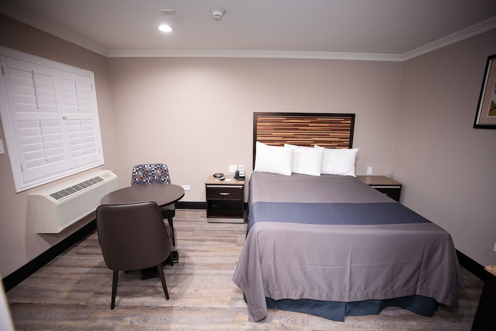Diamond Bell Inn & Suites - photo 7