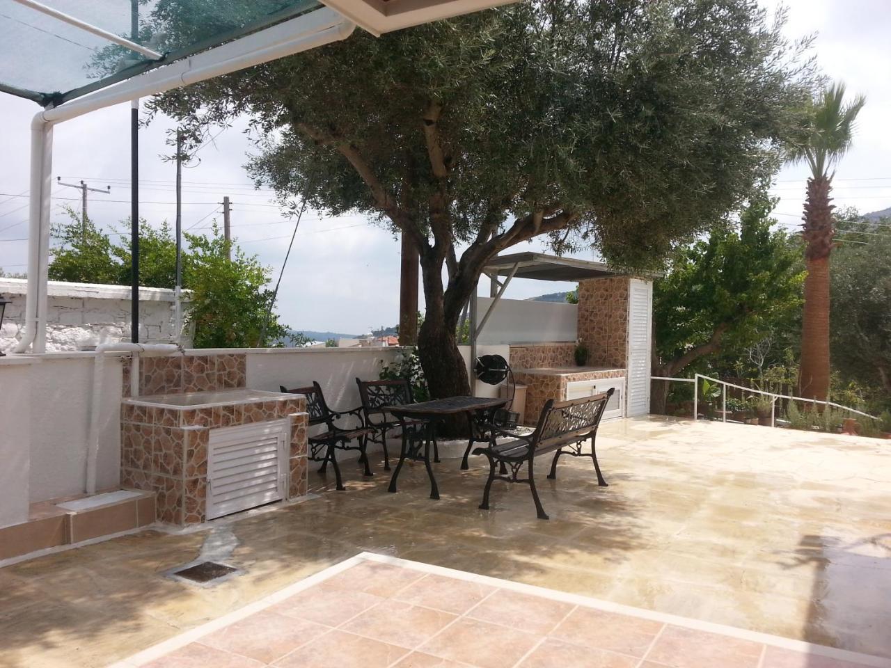 Kanarinis House
