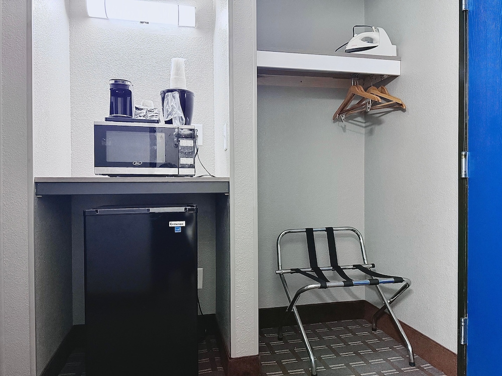 Economy Inn & Suites Cedar Rapids - photo 15