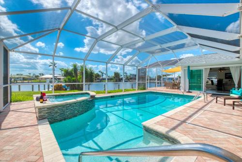 Villa Mikado 3 Beds 3 Baths 6 Guests Gulf Access & Pool Spa Boat — 4-Star Luxury Hotel in Cape Coral, United States