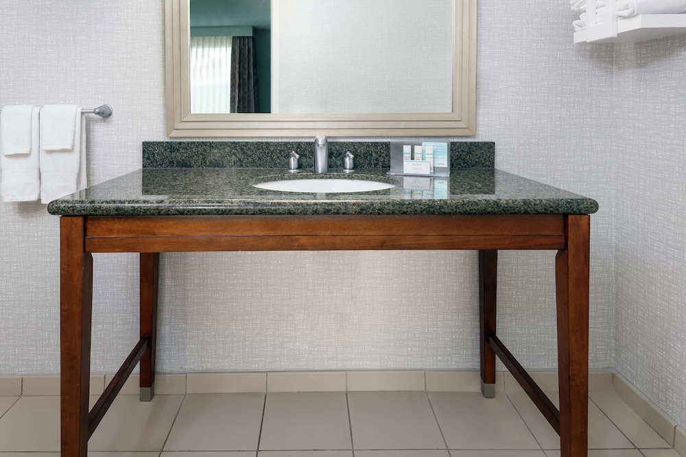 Hampton Inn & Suites Orlando Airport @ Gateway Village - photo 22