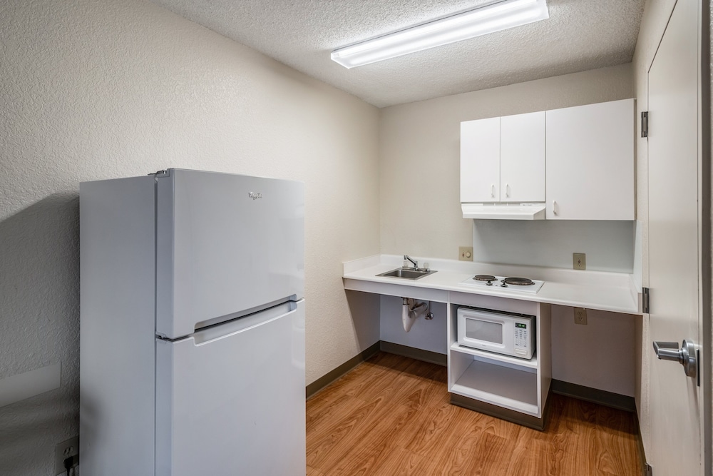 HomeTowne Studios by Red Roof Spokane Valley - photo 11