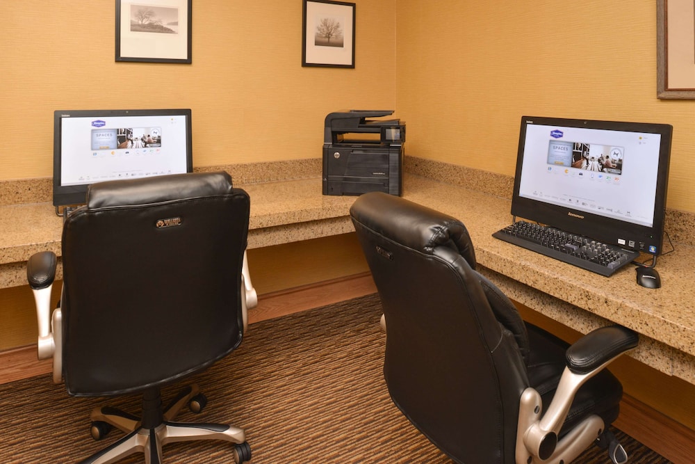 Hampton Inn & Suites Pueblo Southgate - photo 57