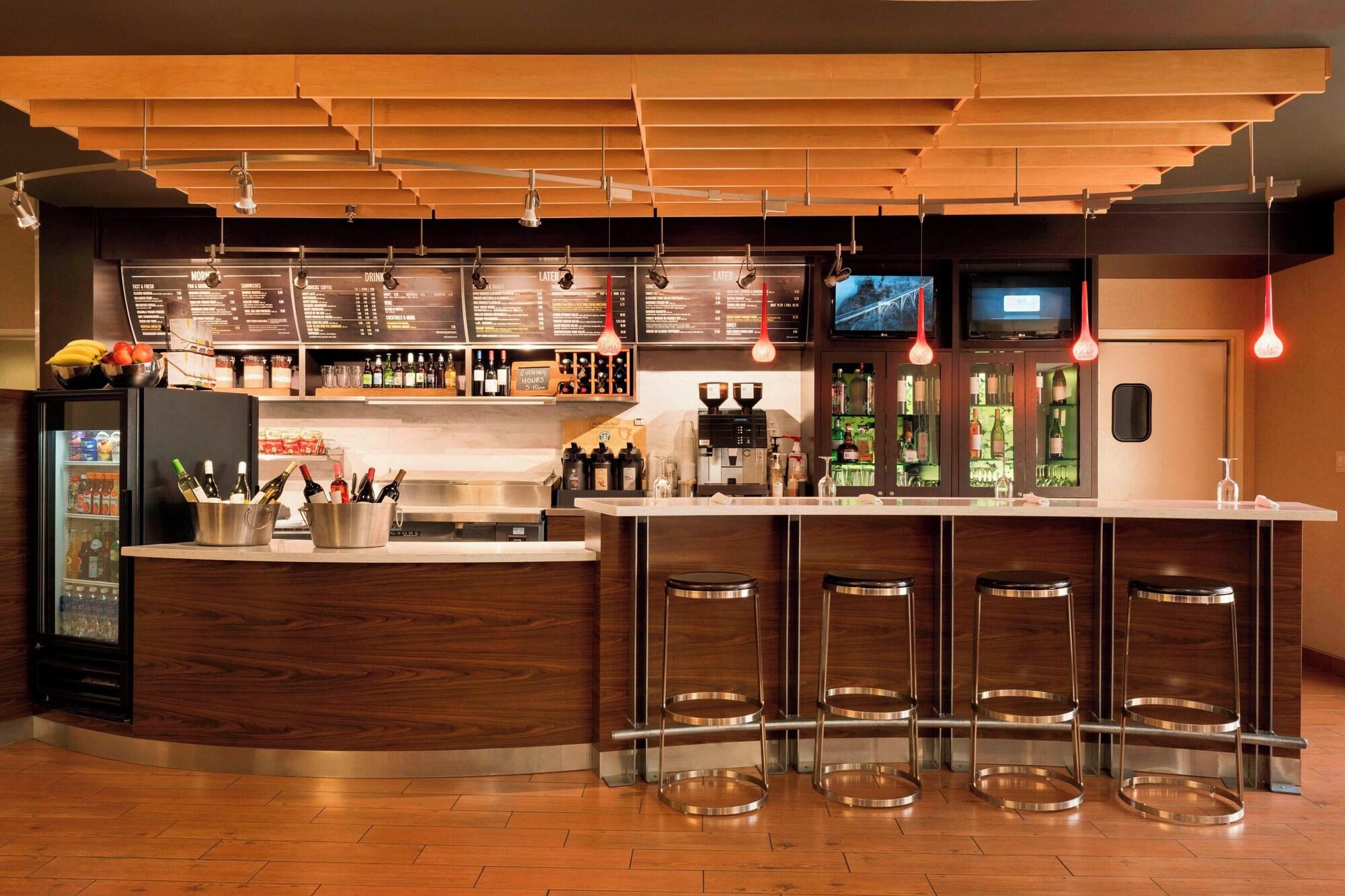 Courtyard By Marriott Peoria — Peoria