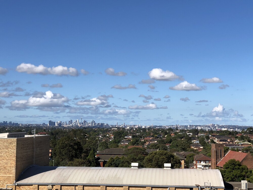 New Apartment with city view — 4-Star Luxury Hotel in Hurstville, Australia