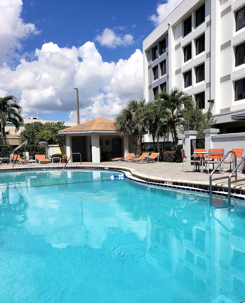 Holiday Inn Express & Suites Miami Hialeah by IHG - photo 26
