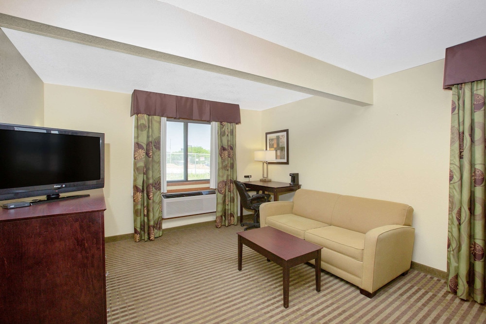 AmericInn by Wyndham Council Bluffs - photo 11