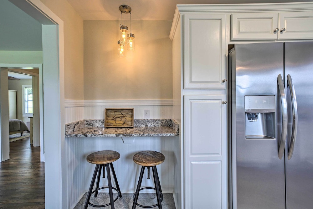 Idyllic Getaway with Deck about 4 Mi to Dtwn Athens in Athens, United States