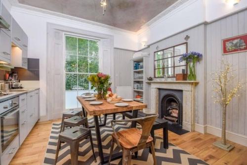 The Camden Chic Townhouse accommodates 14 guests — 4-Star Luxury Hotel in London, United Kingdom