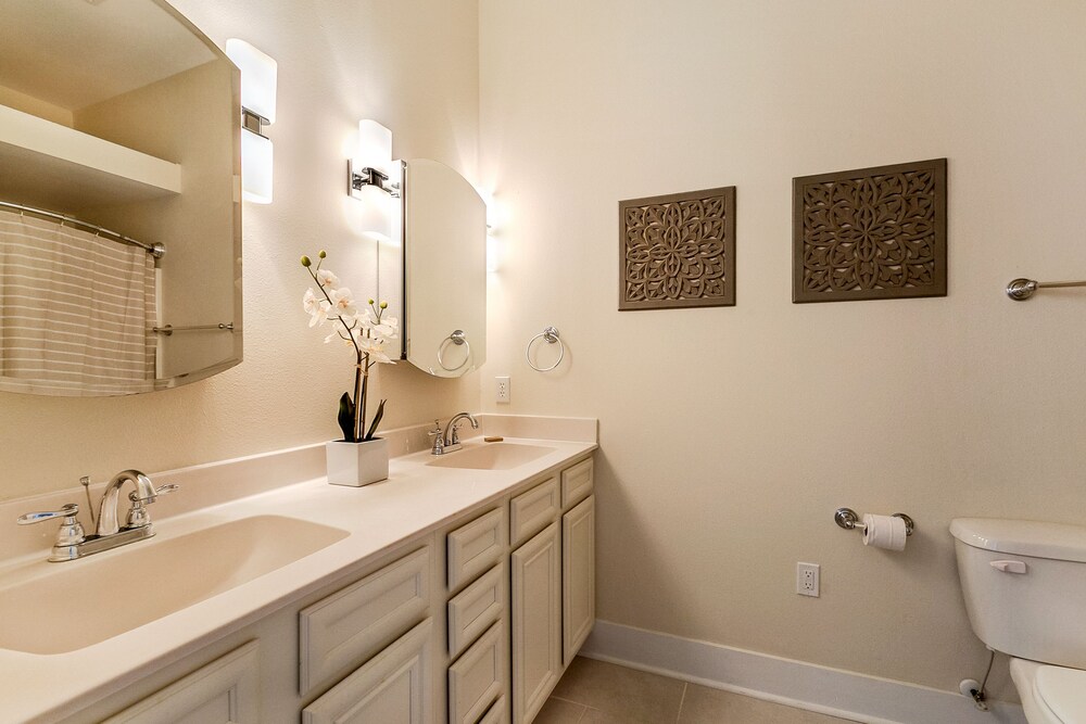 Hip 2BR in Arts Warehouse District - photo 44