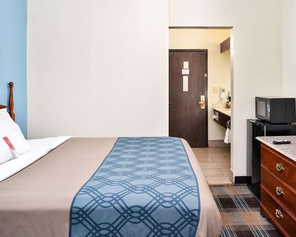 Econo Lodge Inn & Suites Shelbyville - photo 20