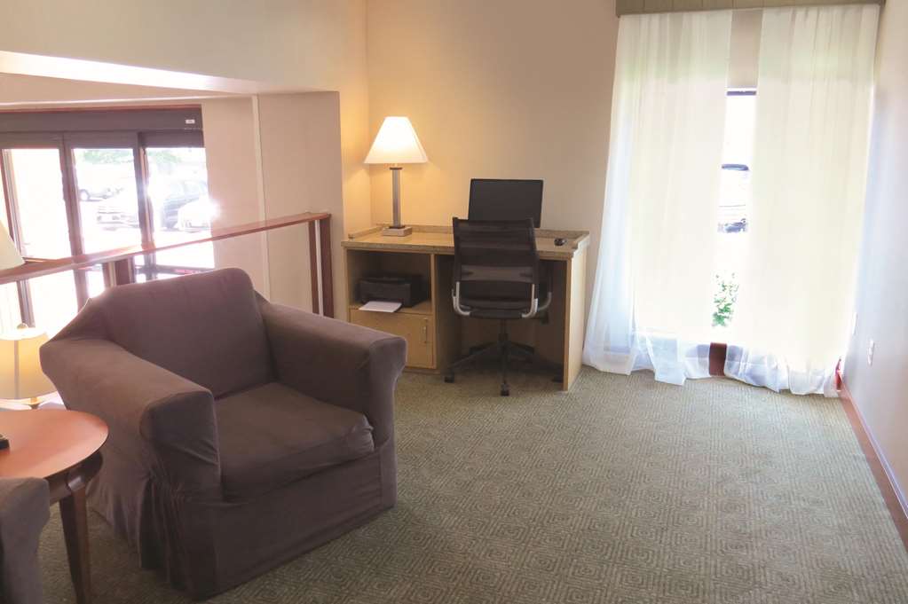 La Quinta Inn & Suites by Wyndham Stamford New York City - photo 49