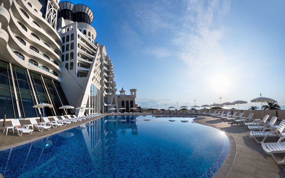 Indoor/outdoor pool